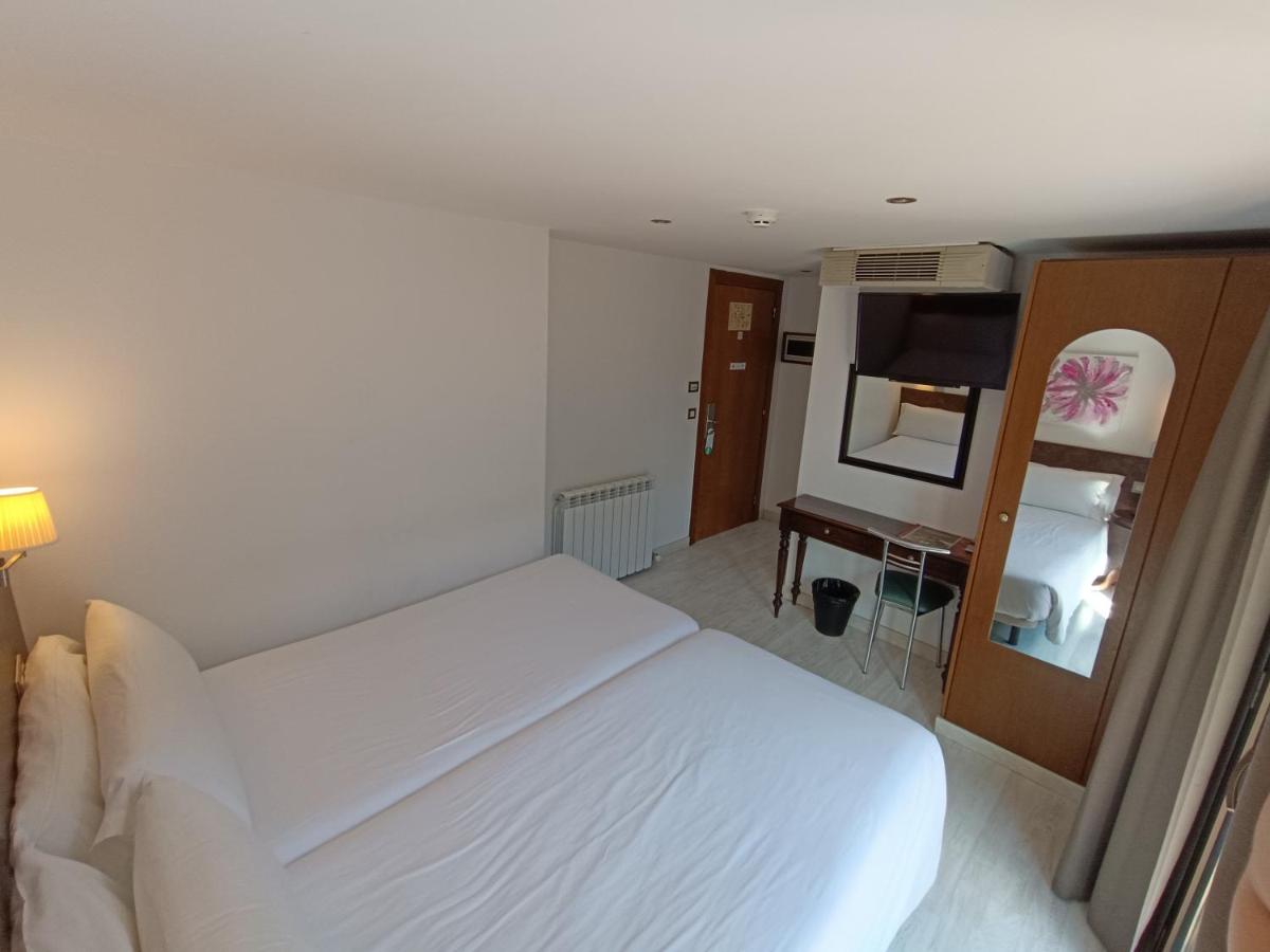 Aston Hotel photo