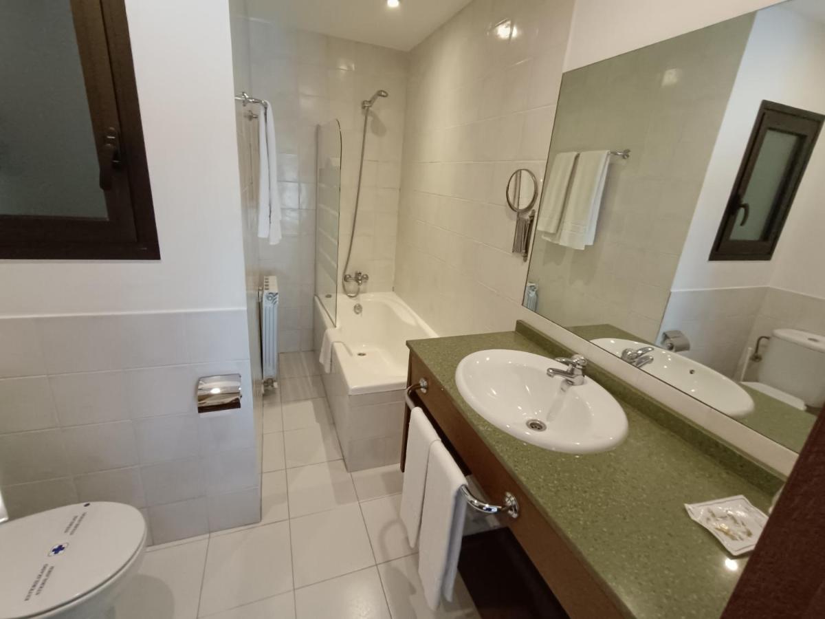 Aston Hotel photo