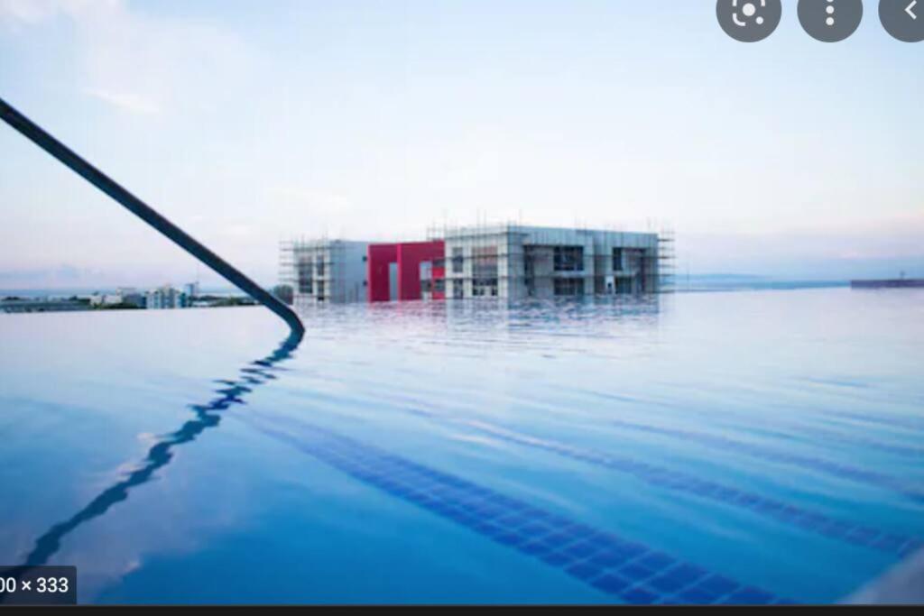 Luxury Kingston Apt - Pool & free parking 20 south - 3