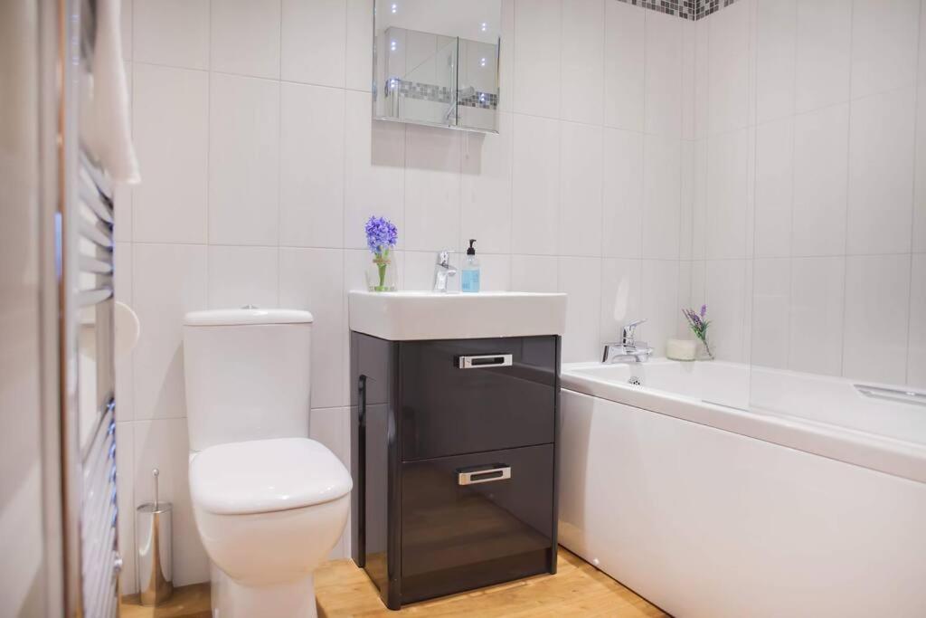 Modern & central - two bedroom & two bathroom apartment - 3