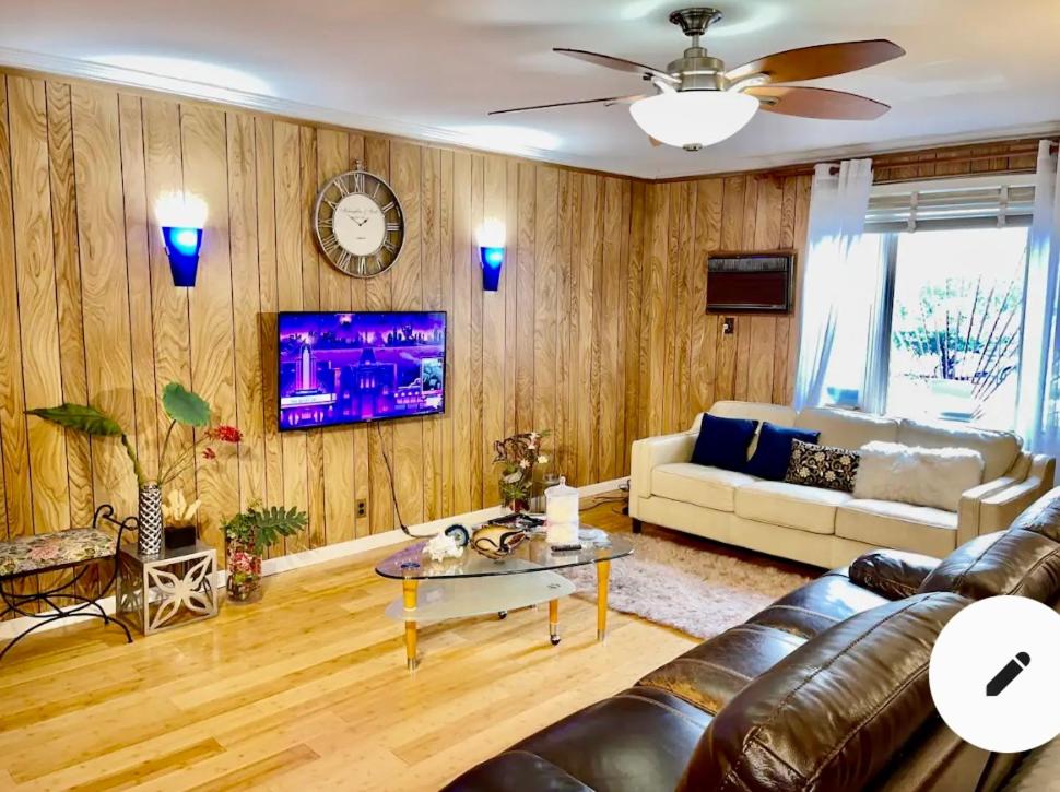 LGA airport 3 mins, Vacation 3 BR Duplex House, Parking and private backyard, 9mins subway! - 2