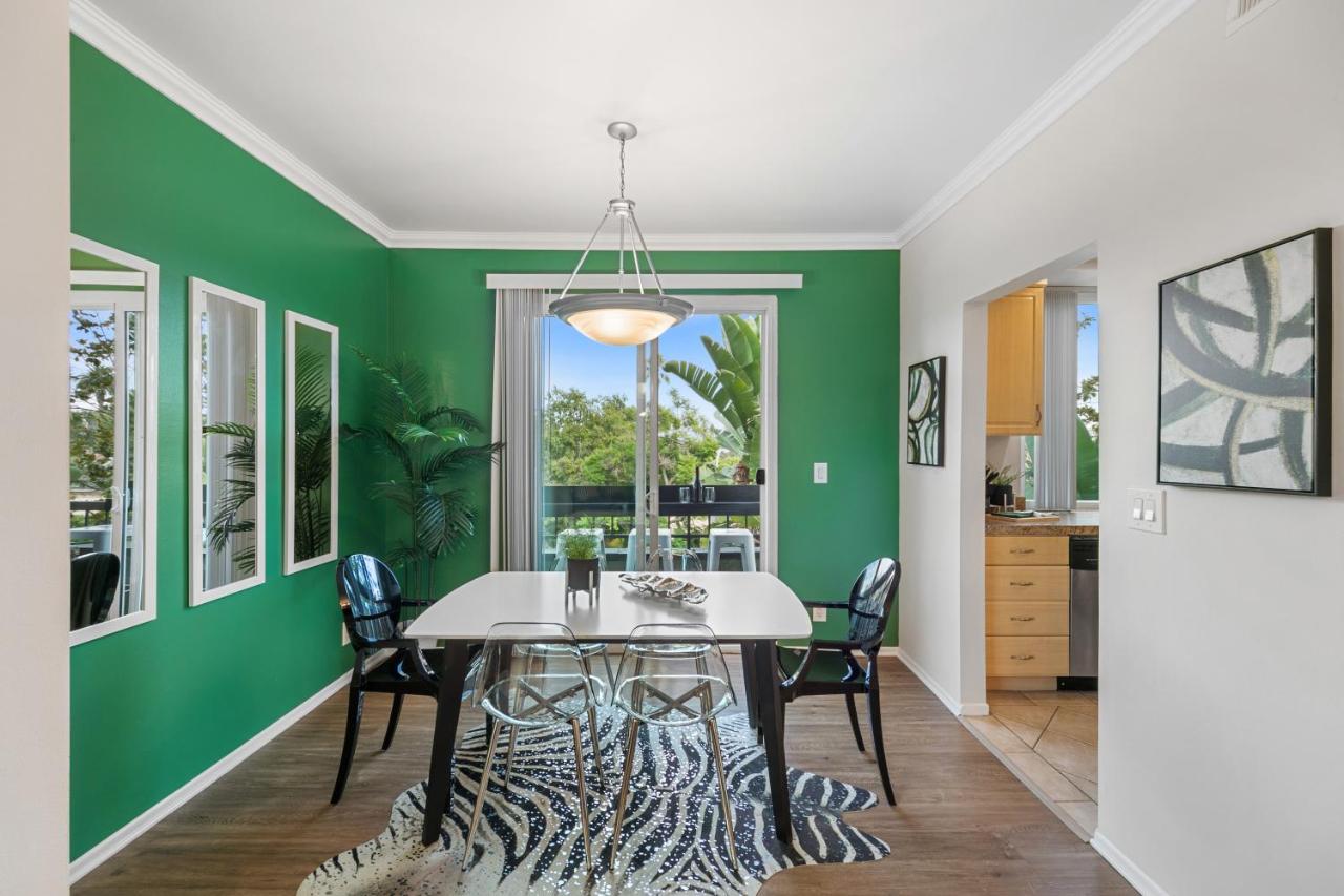 Beverly Hills Glamour Oasis 2 BR Apt with Parking 304 - 5