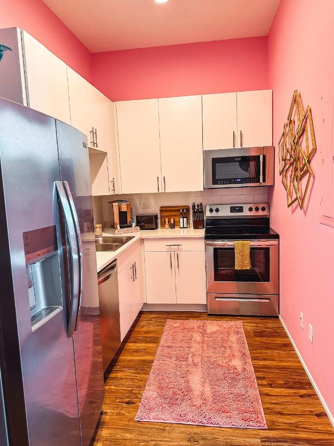 Dolly's Art Deco - Luxe Stay Near Broadway - 3