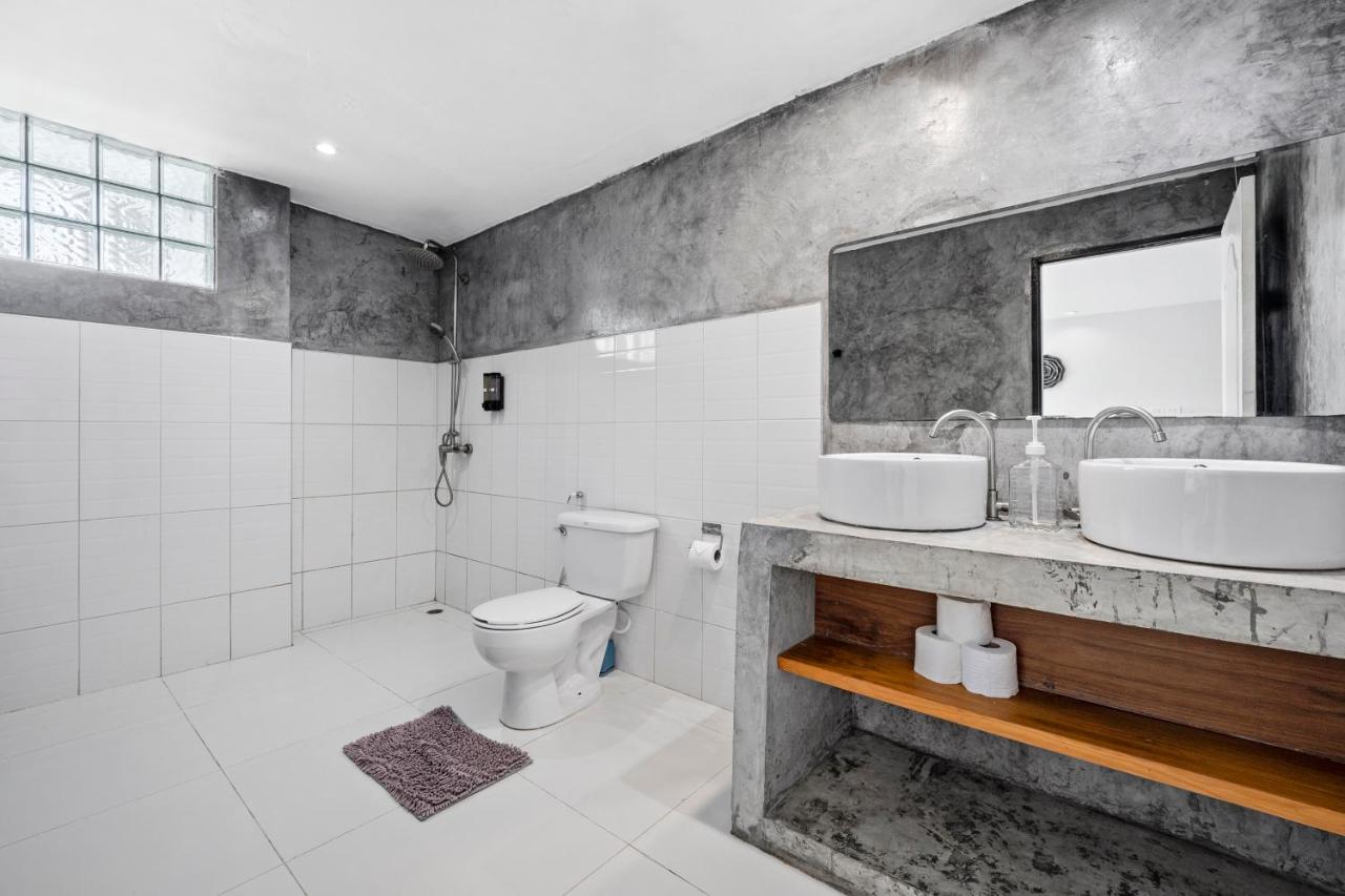 4 bedrooms & bathroom for up to 12 guests 7kms to Patong beach at The Fairways golf villas - 2