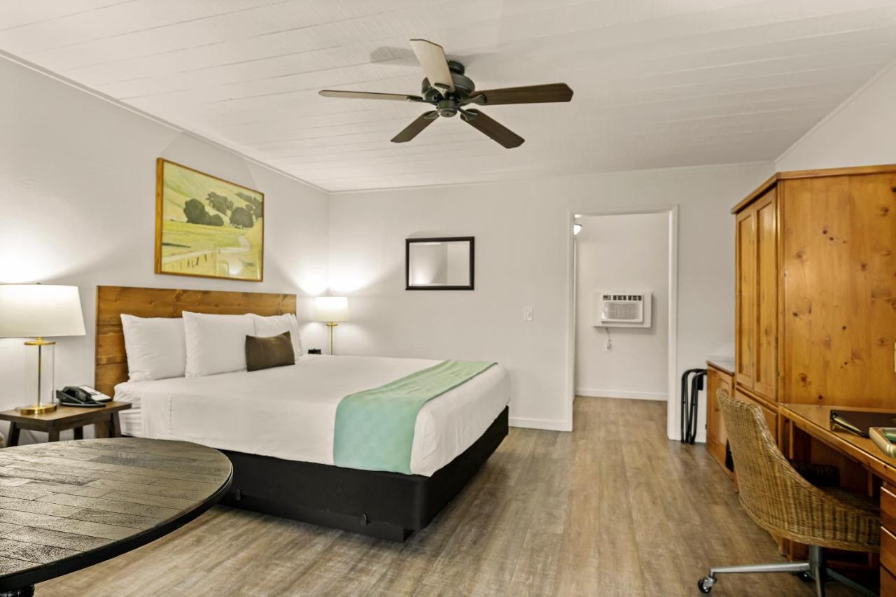 El Pueblo Inn — photo 19