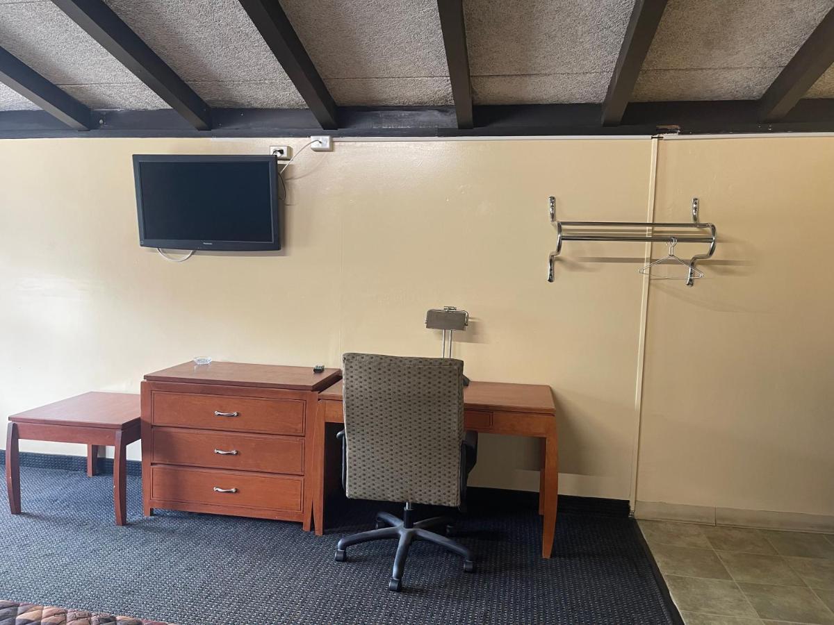 Budget Inn — photo 7