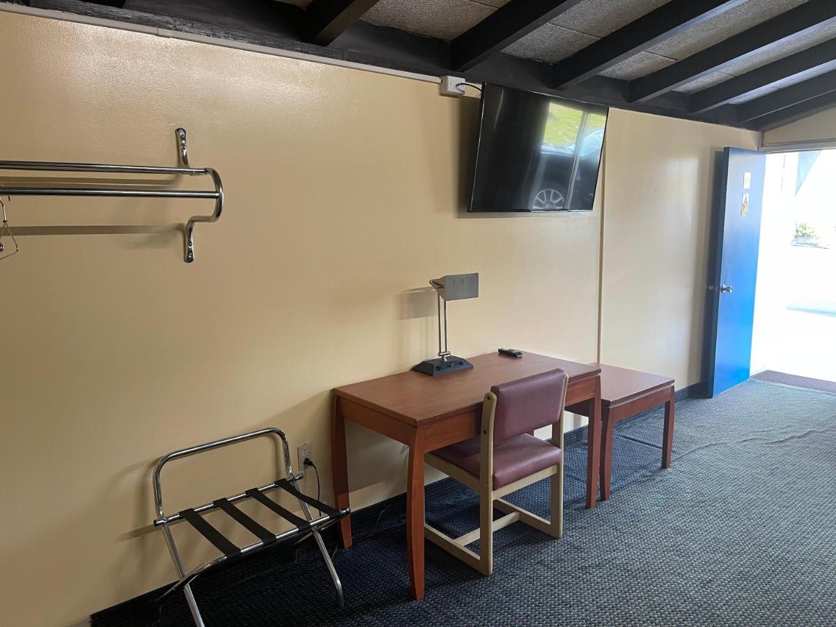 Budget Inn — photo 4