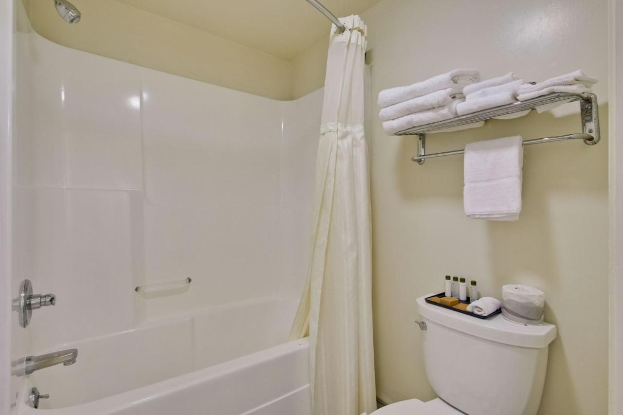 Americas Best Value Inn - Sky Ranch Palo Alto — photo 20
