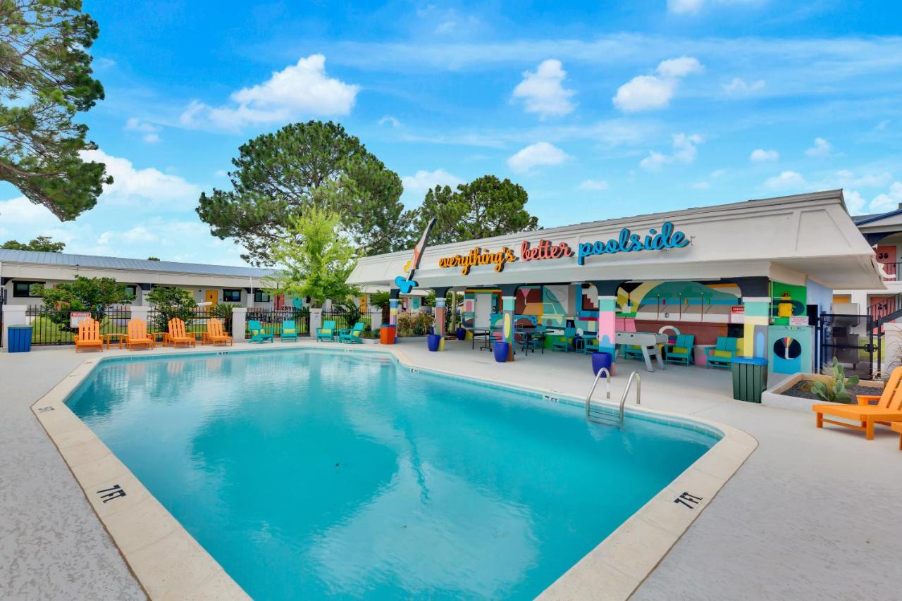 Hotel McCoy College Station - Art, Libations, Pool Society — photo 14