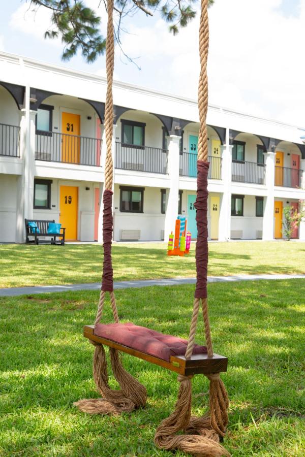 Hotel McCoy College Station - Art, Libations, Pool Society — photo 13