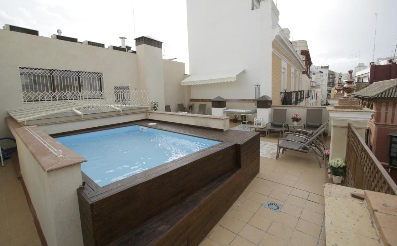 Rooftop swimming pool: Apartamentos Plaza Nueva