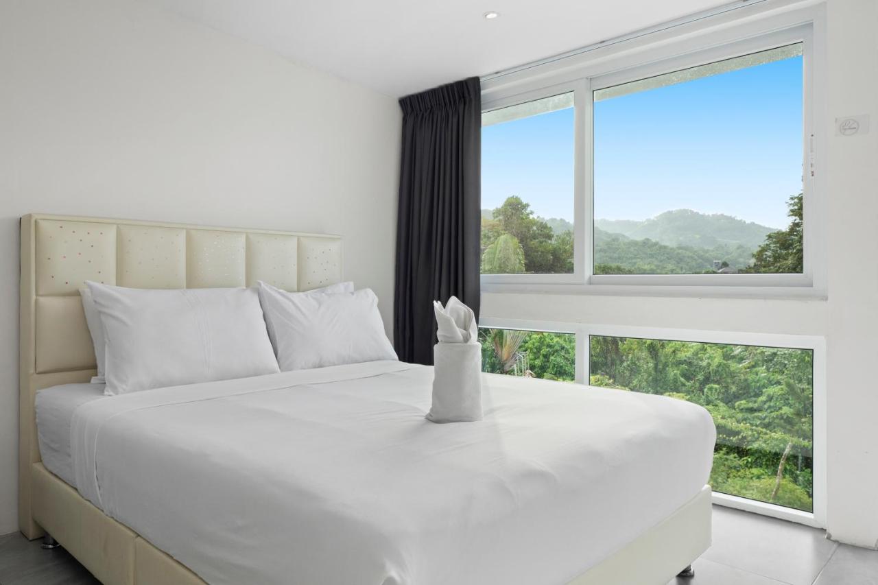 4 bedrooms & bathroom for up to 12 guests 7kms to Patong beach at The Fairways golf villas - 4