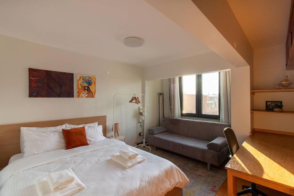 Stylish & Dreamy 2BR Flat w/Common Terrace in Moda - 2