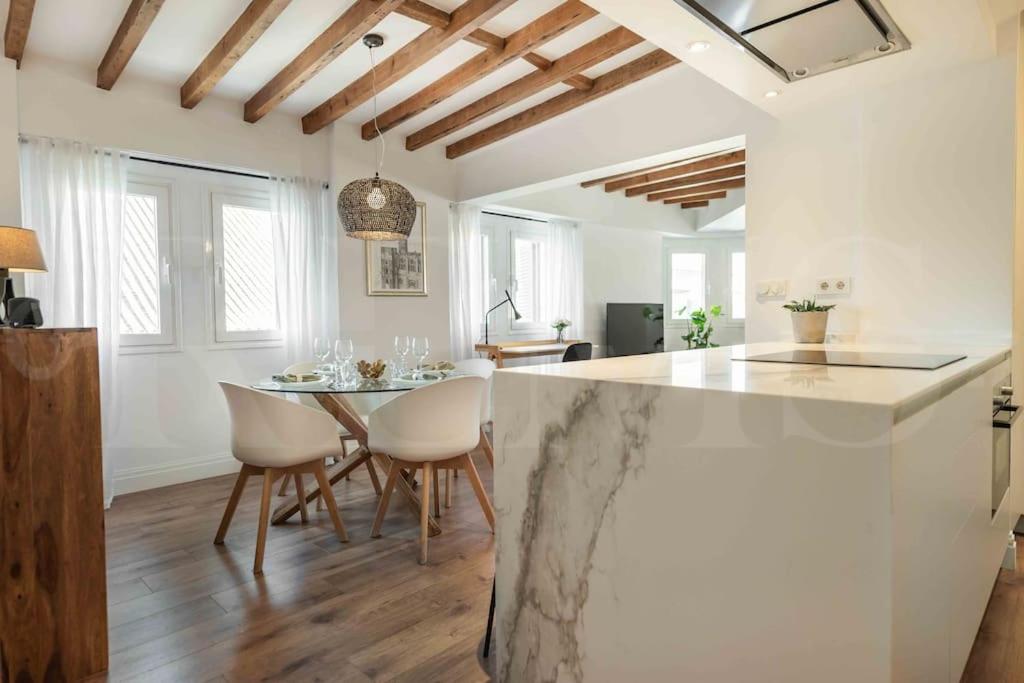 Modern apartment next to the Cervantes Theatre by REMS