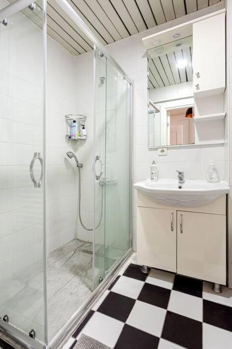 Central location with 2 bedrooms - 3