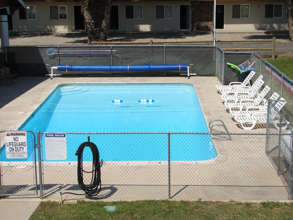 Heated swimming pool: Stagecoach Inn & Suites