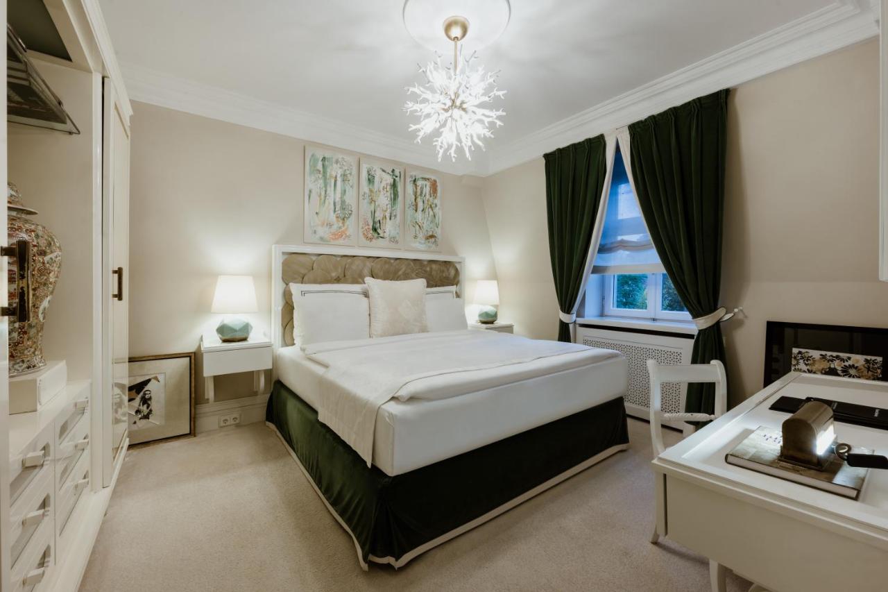 Schlosshotel Berlin by Patrick Hellmann photo