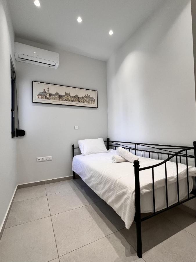 Chic Getaway Near Stavros Niarchos - 4