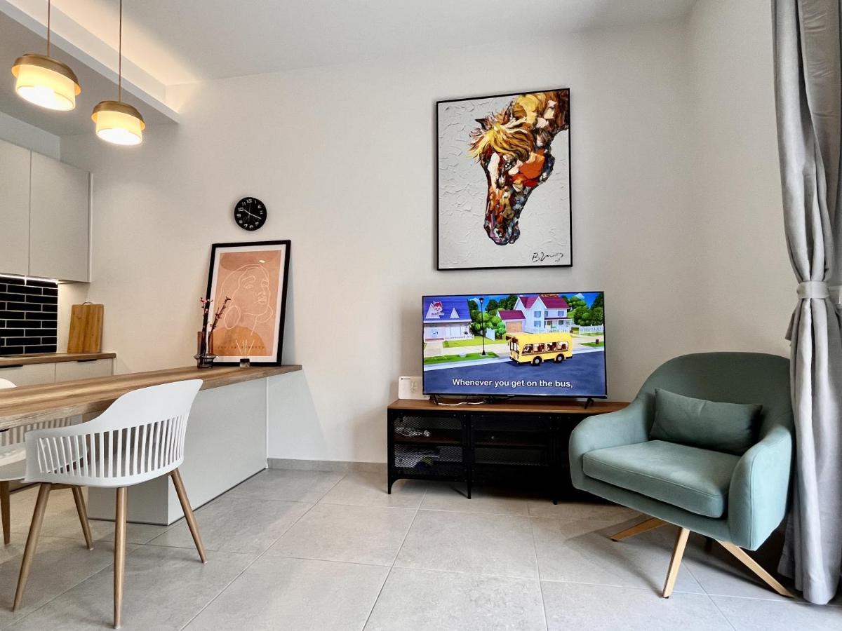 Chic Getaway Near Stavros Niarchos - 5