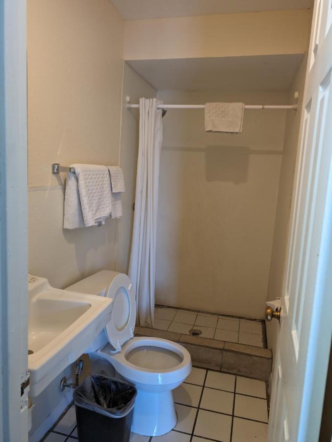 Economy Inn Kingsville — photo 13