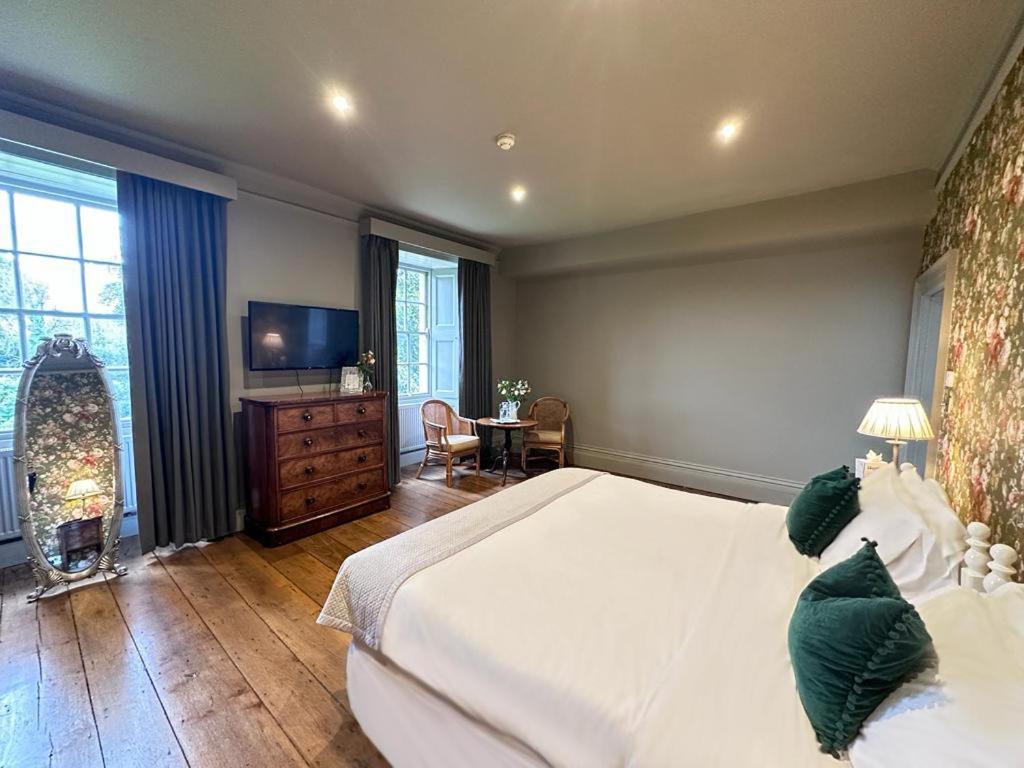 Deluxe Suite with Garden View - NO PETS