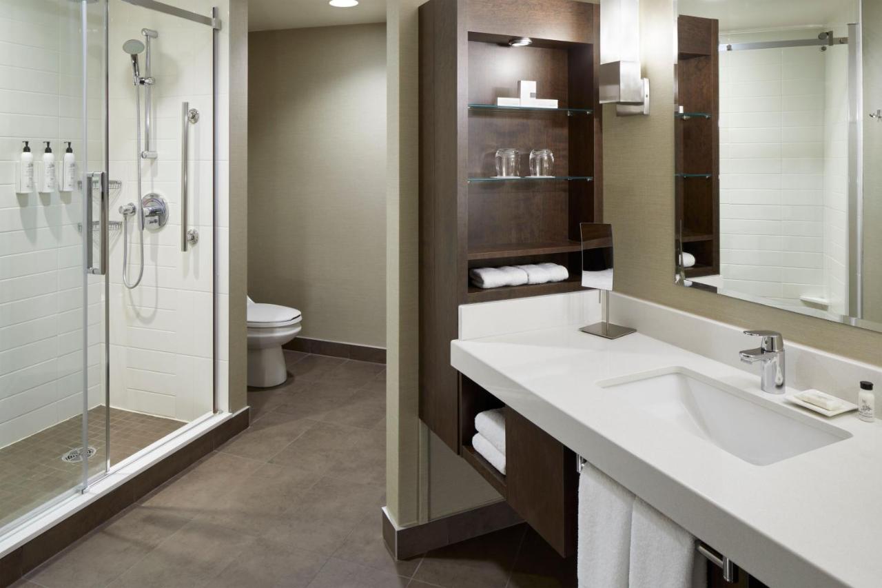 Delta Hotels by Marriott Montreal photo