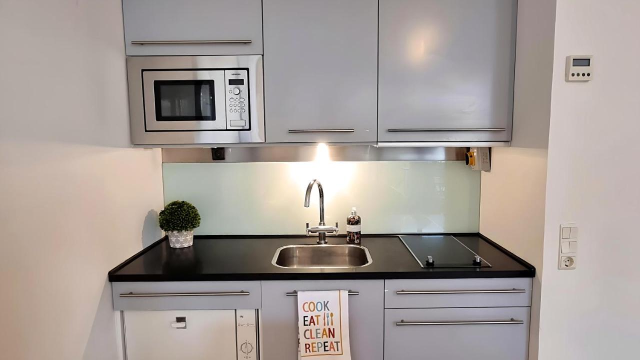 Fabulous studio apartment with aircon, parking and terrace ocean view