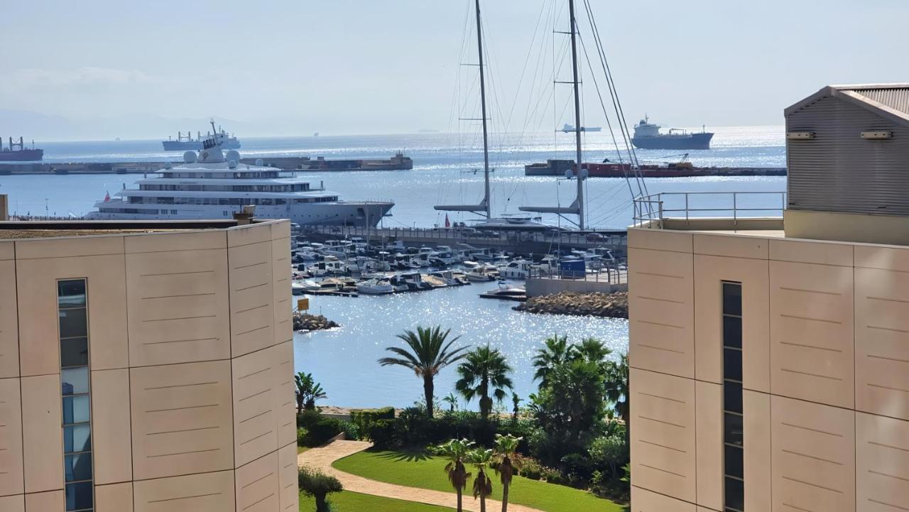 Fabulous studio apartment with aircon, parking and terrace ocean view