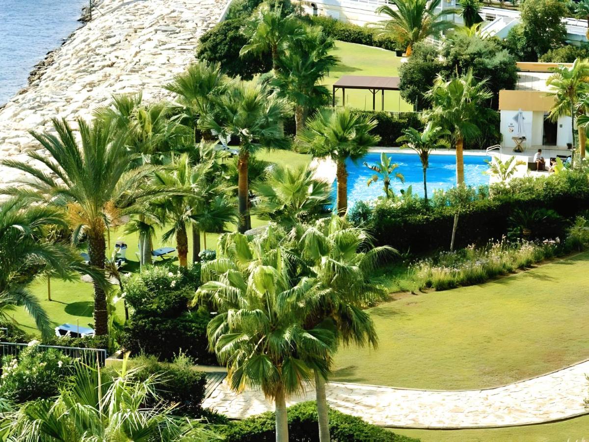 Fabulous studio apartment with aircon, parking and terrace ocean view