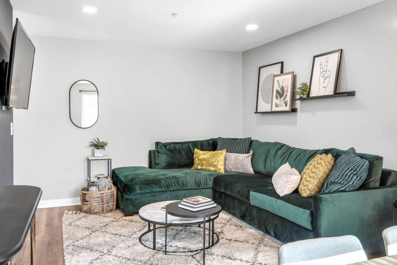 Walk to Downtown Broadway with Pool, Free Parking, and Gym - 5