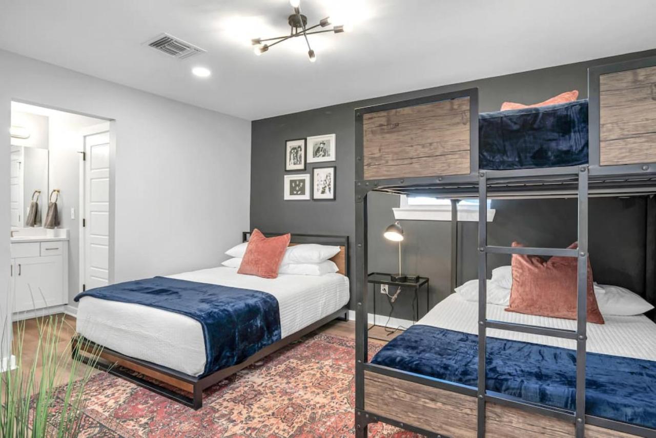 Walk to Downtown Broadway with Pool, Free Parking, and Gym - 3