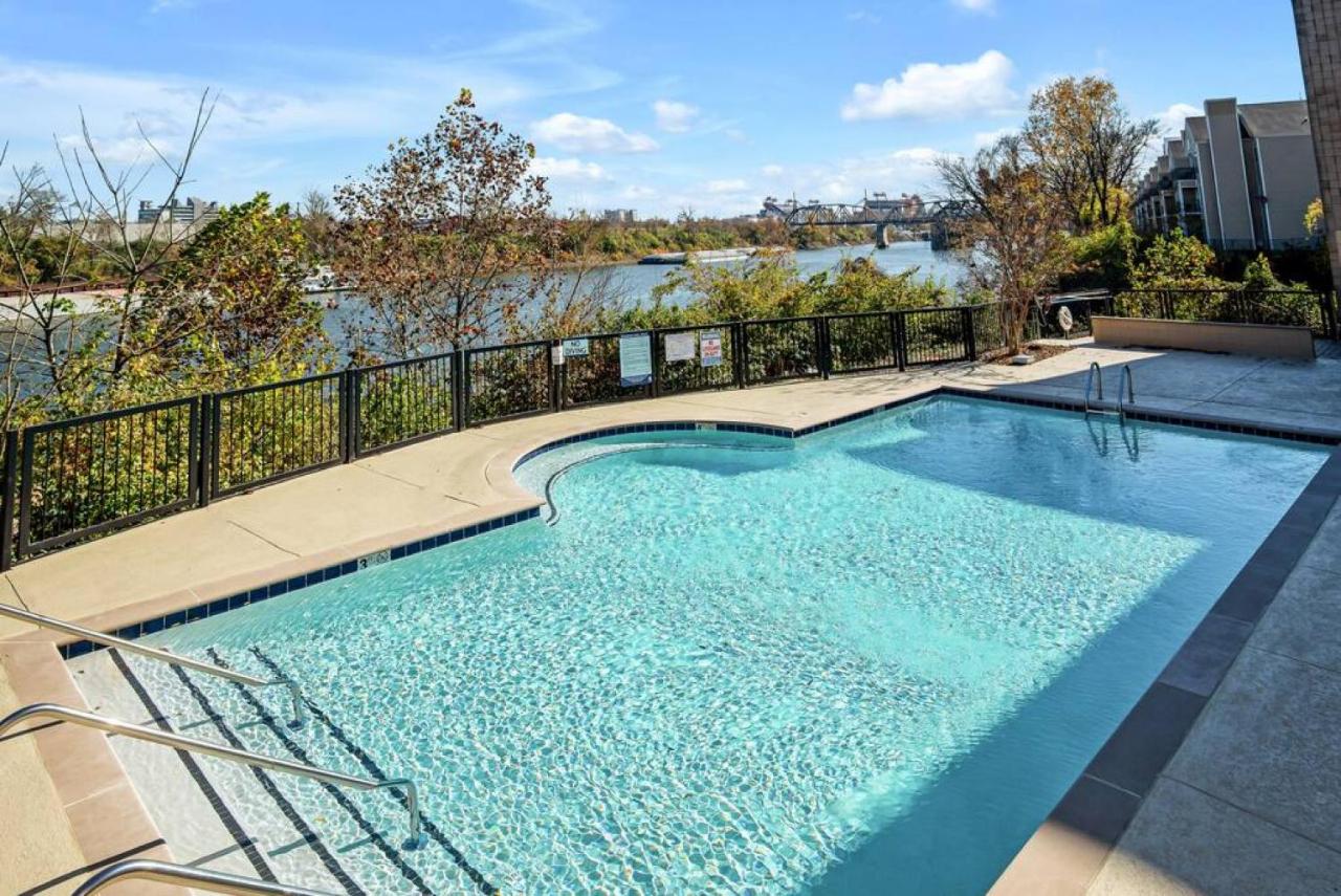 Walk to Downtown Broadway with Pool, Free Parking, and Gym - 4