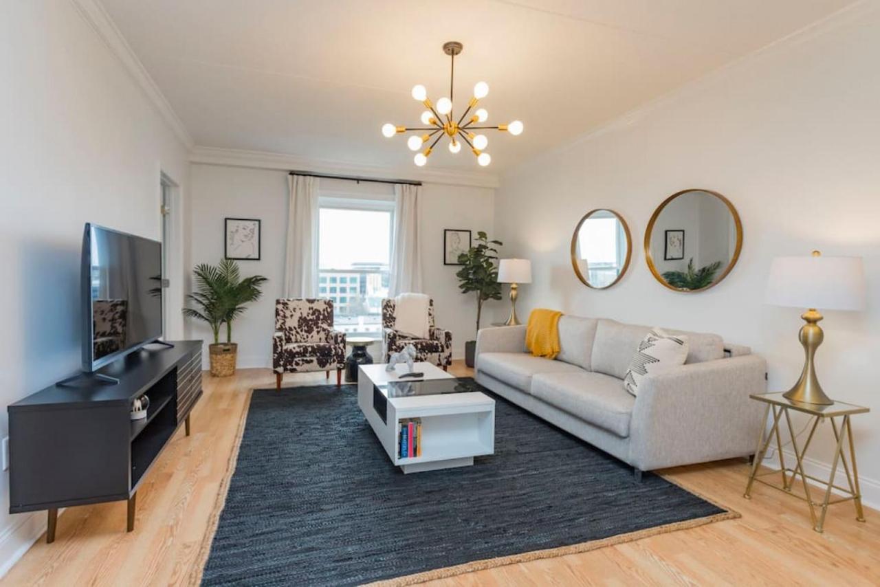 Music City Holiday, on Music Row, has POOL & Free Parking - 2