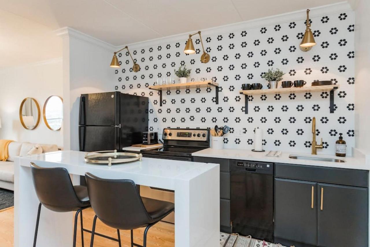 Music City Holiday, on Music Row, has POOL & Free Parking - 5