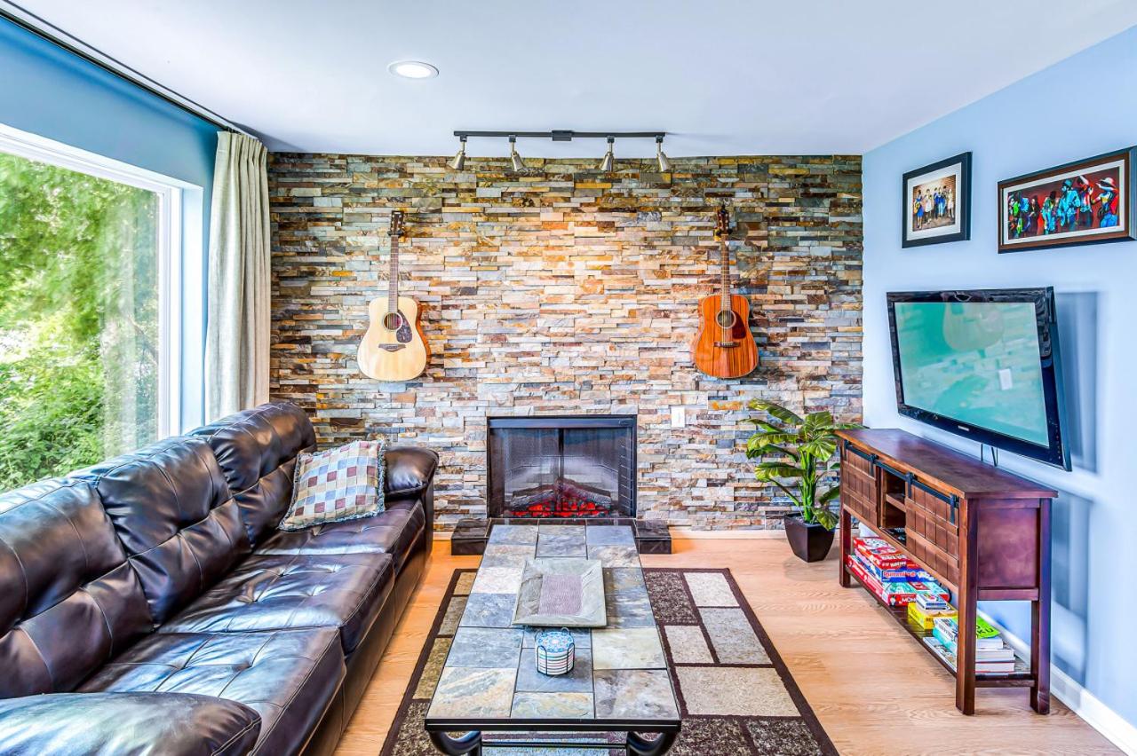 Riverfront View near Downtown, Walk to Restaurants