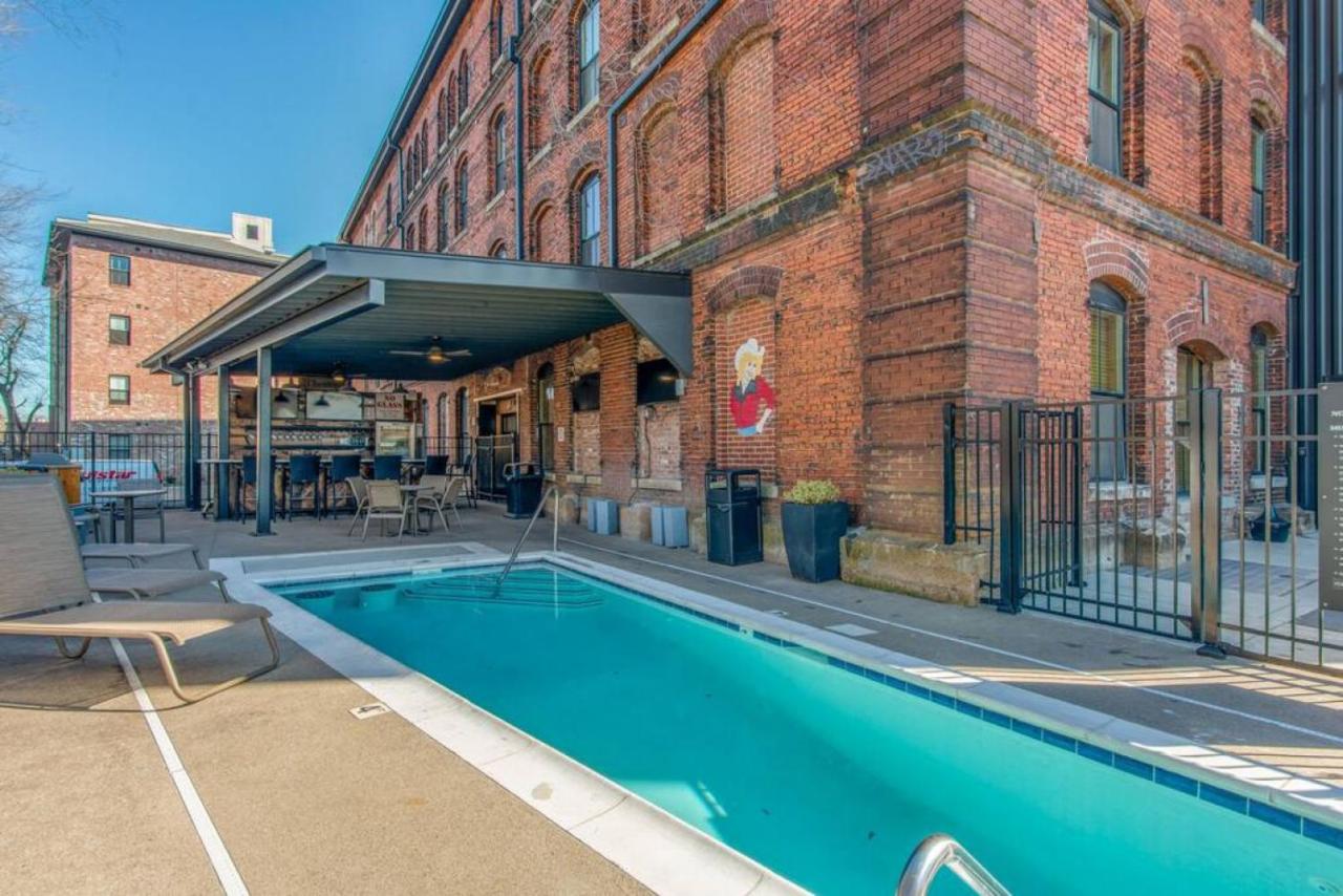 Regal Retreat in Nashville Pool Gym Free Parking - 4