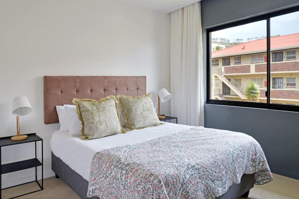 Chic Urban Escape: 2 Bedroom 2 Bath, near Table Mountain - 2