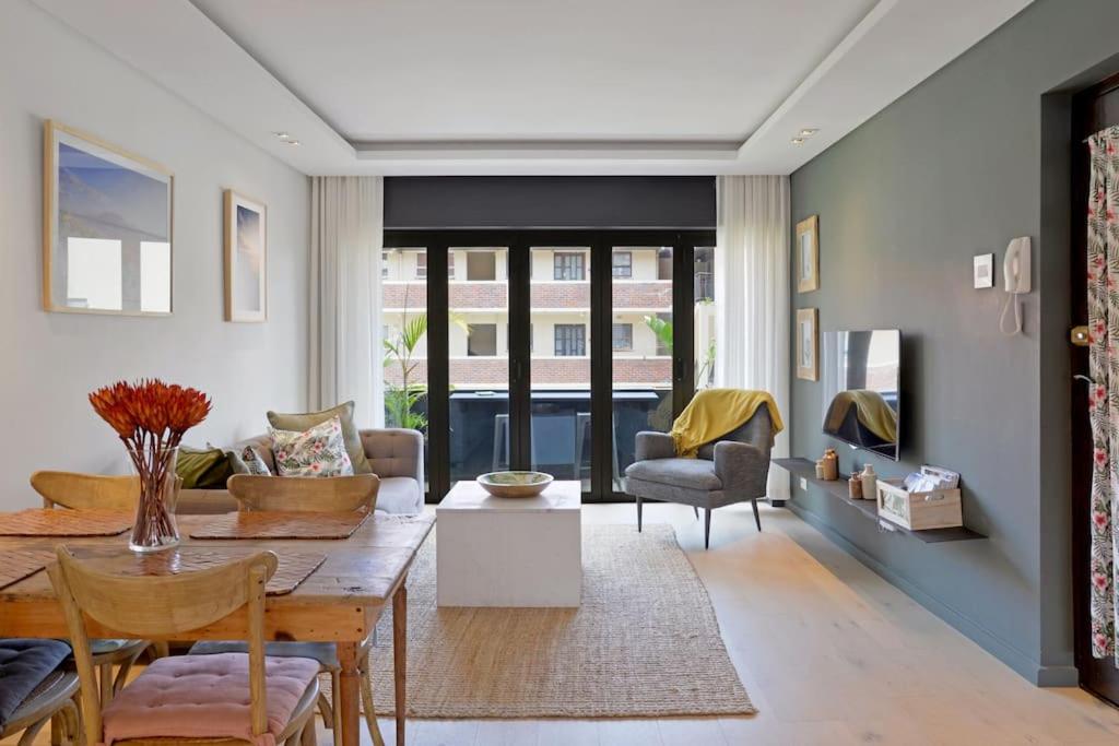 Chic Urban Escape: 2 Bedroom 2 Bath, near Table Mountain - 5