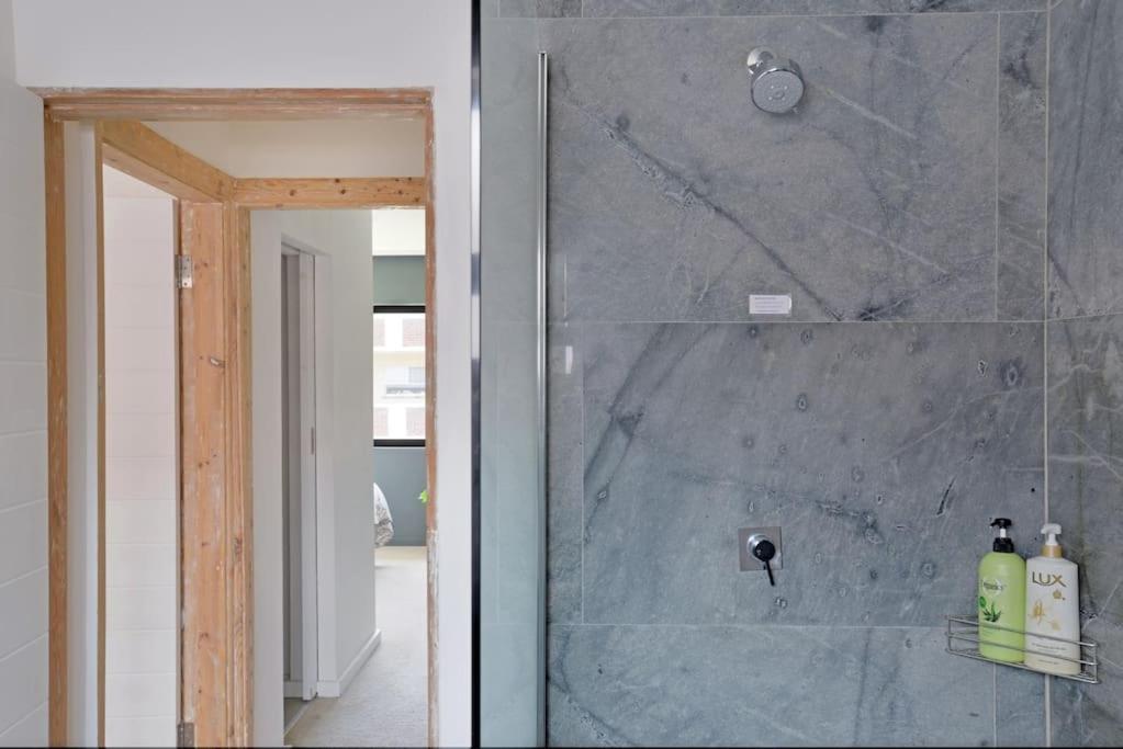 Chic Urban Escape: 2 Bedroom 2 Bath, near Table Mountain - 3