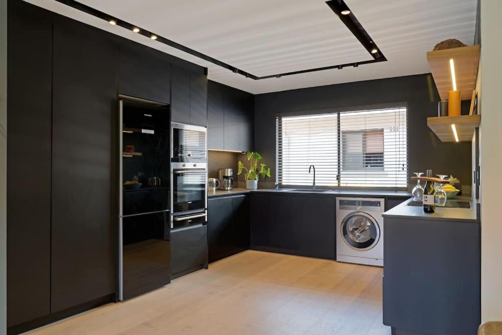 Chic Urban Escape: 2 Bedroom 2 Bath, near Table Mountain - 4