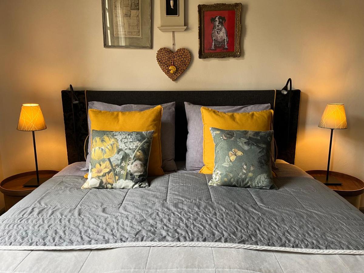 Een bed of bedden in een kamer bij B&B De Kamer Hiernaast