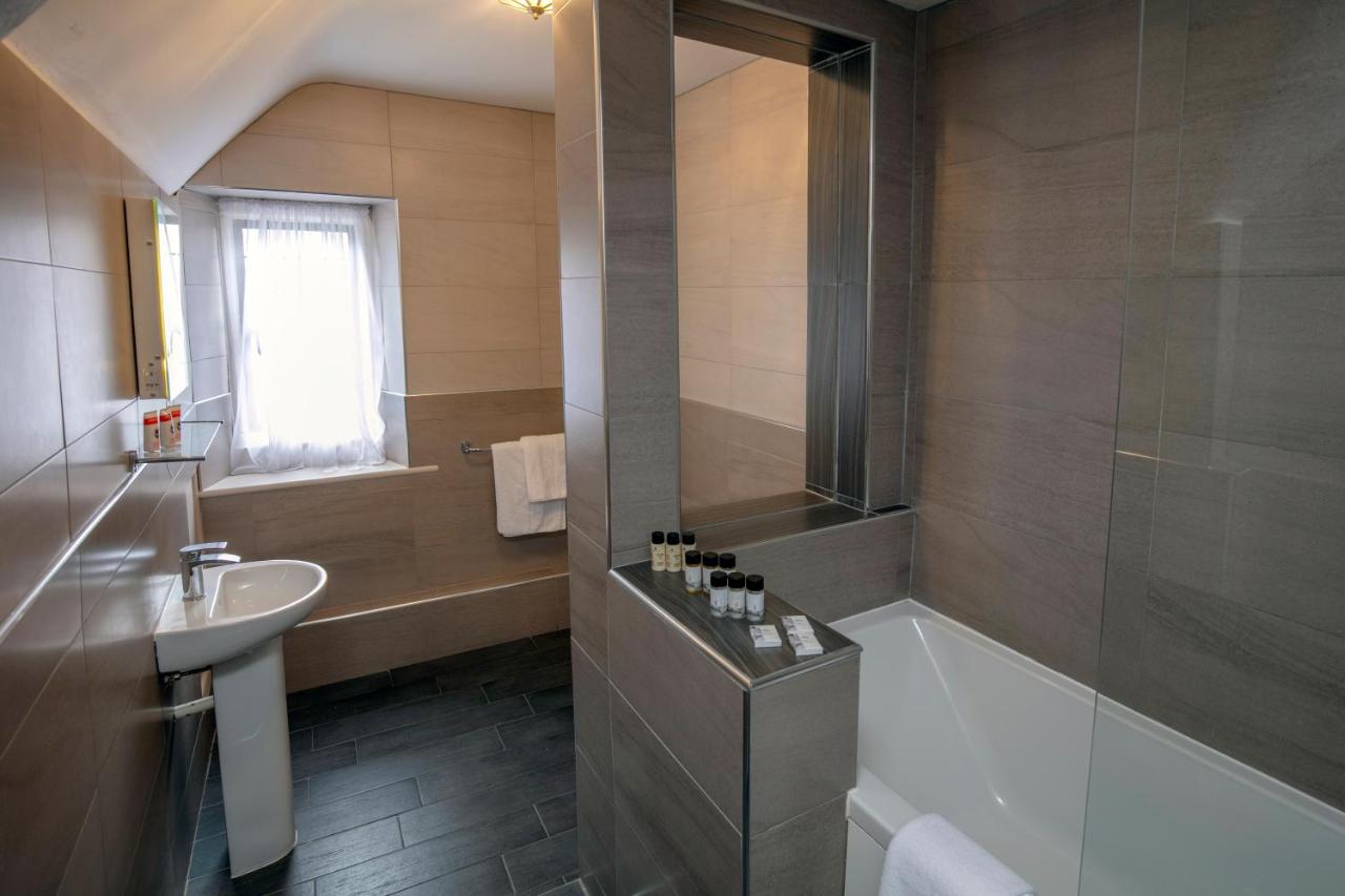 Family Room with One Double Bed and Two Single Beds - Non-Smoking