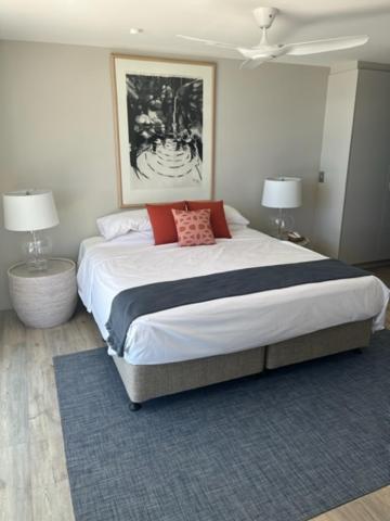 Golden Sands on the Beach - Absolute Beachfront Apartments photo