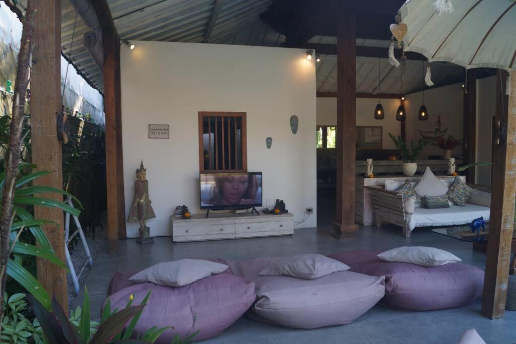 Villa Joglo Oberoi Seminyak Beautiful 4BR Villa Prime Location - 2