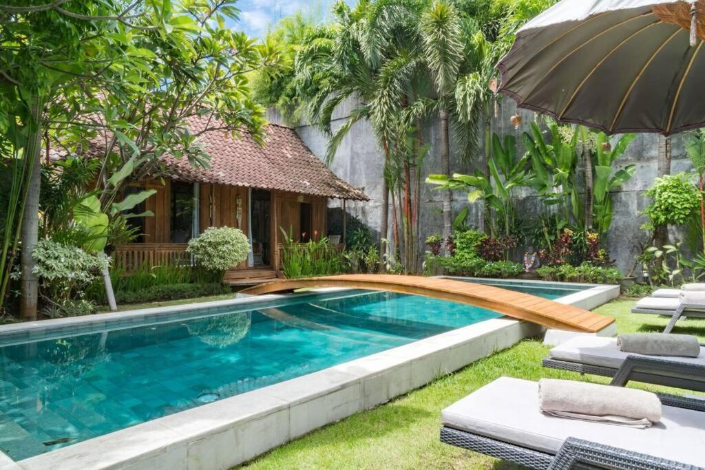 Villa Joglo Oberoi Seminyak Beautiful 4BR Villa Prime Location - 4