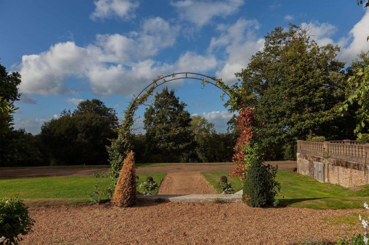 Oatlands Park Hotel photo