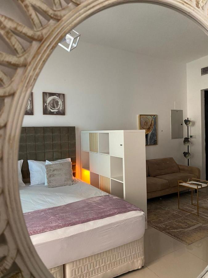 Spacious Studio Apartment in Dubai Marina with Balcony - 2