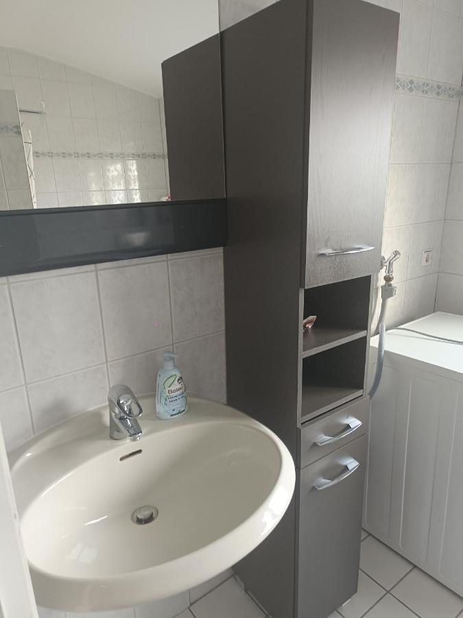 IN VILLA 60 qm APARTMENT max 4 per, 24 std Check-in,free parking, WIFI , TV,