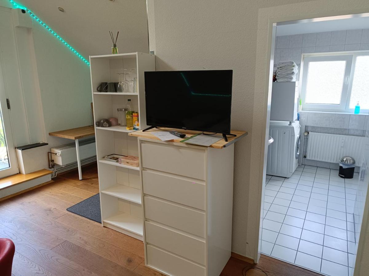 IN VILLA 60 qm APARTMENT max 4 per, 24 std Check-in,free parking, WIFI , TV,