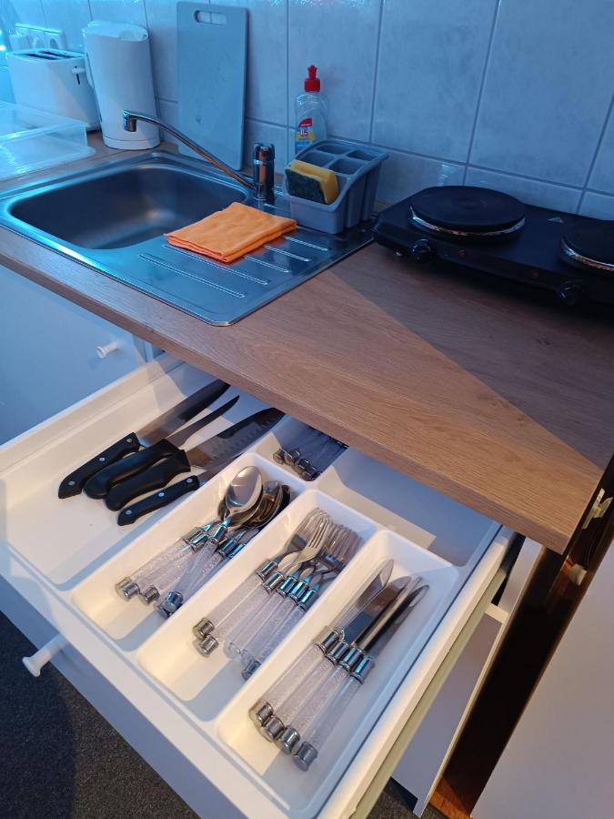 IN VILLA 60 qm APARTMENT max 4 per, 24 std Check-in,free parking, WIFI , TV,